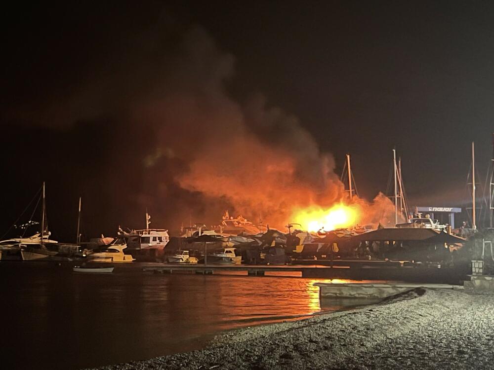Požar u luci kod Tivta: Vatra zahvatila dvije veće jahte, oštećen i brod FOTO