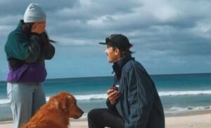 Baš “simpa”! Odlučio zaprositi djevojku na plaži, njegov pas “kipio” od uzbuđenja VIDEO