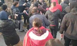 Incident u Novom Sadu: Huligani gađali ciglama demonstrante