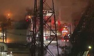 Policija stigla na mjesto havarije: Veliki požar u rafineriji, povrijeđeno četvoro ljudi VIDEO