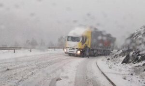 Snijeg remeti funkcionisanje: Otežan saobraćaj, Kozarska Dubica bez struje