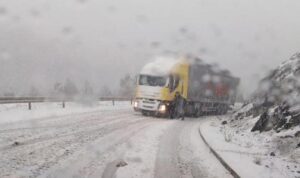 “Plašimo se da će biti gore”: Autobus sa putnicima sletio s puta, šleper zaustavio saobraćaj