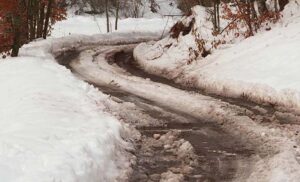 Mještani na mukama: Pojedina sela u Srpskoj još čekaju mašine za čišćenje snijega