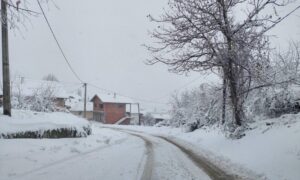 Vozači, smanjite gas! Nove snježne padavine otežavaju saobraćaj u višim krajevima