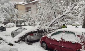Snijeg napravio haos u Srbiji: Blokirane saobraćajnice, neka mjesta ostala bez struje