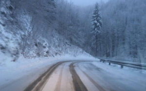 Apel vozačima: Zbog snijega otežan saobraćaj na putnom pravcu u ovom dijelu Srpske