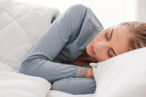 Ustajanje iz kreveta, teturanje… Jutarnja navika koju svi imaju najopasnija je za zdravlje žene