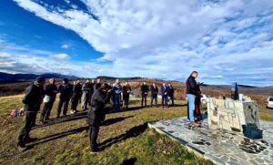 Više puta oskrnavljena: Postavljena spomen-ploča ubijenim Srbima u selu Jelačići FOTO