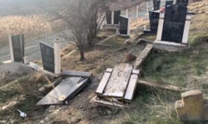 Novi vandalizam Albanaca na Kosmetu: Oskrnavljeni spomenici, oglasili se iz Visokih Dečana