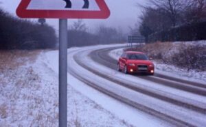 Vozači oprez: Zbog snijega putevi klizavi, saobraćaj usporen