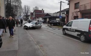 Sudar dva vozila: Jedna osoba u bolnici, automobil potpuno uništen
