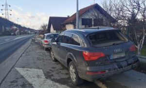 Težak sudar na semaforu: Tri automobila smrskana FOTO