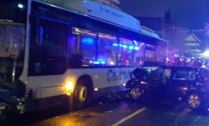 Teška saobraćajka u BiH! Nakon sudara autobusa i golfa četiri osobe prebačene u bolnicu