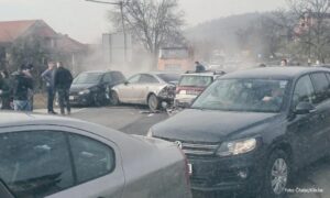 Jedna osoba povrijeđena u nesreći: Sudarila se tri automobila i autobus