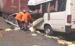 U sudaru kamion i minibusa: 10 ljudi poginulo, sedam povrijeđeno