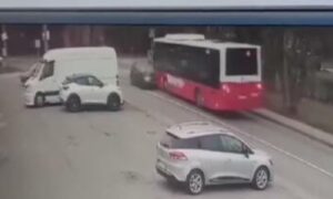 Stravičan snimak nesreće: Automobil se “zakucao” u autobus VIDEO