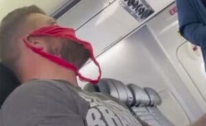 Sto ljudi-sto ćudi: Izbačen iz aviona jer je umjesto maske nosio crvene tange na licu VIDEO