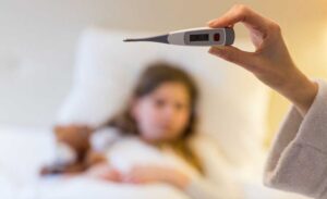 Ne treba paničariti: Ove greške roditelji najčešće rade kad dijete ima temperaturu