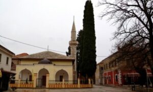 Skrnavio vjerski objekat: Pisao grafit na džamiji, pa završio iza rešetaka