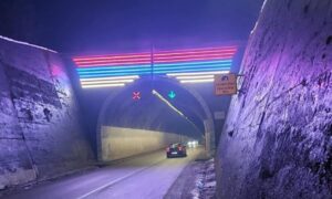 Povodom Dana Republike: Ulaz u tunel Kalovita brda u bojama srpske trobojke