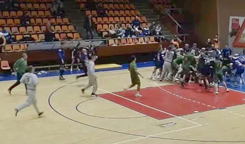 Udarali se skoro svi članovi oba tima: Tuča na rukometnoj utakmici kakva se ne pamti VIDEO