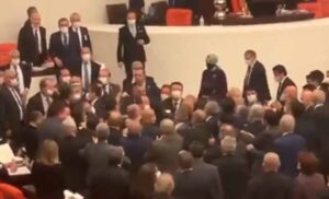Opšta makljaža u parlamentu: Rasprava o bužetu završila tučom između poslanika VIDEO
