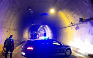 Vozač povrijeđen nakon prevrtanja kamiona u tunelu, saobraćaj obustavljen FOTO