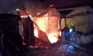 Buktinja kod Banjaluke! Vatra u garaži “progutala” automobil “reno klio”