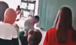Dječaka šutira nogama: Objavljen snimak vršnjačkog nasilja u nevesinjskoj osnovnoj školi VIDEO