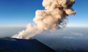Strašan prizor u Indoneziji: Vulkanska erupcija izazvala paniku u Istočnoj Javi VIDEO