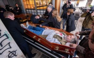 Poručio da je ipak živ: Odbornik do Gradske uprave došao u posmrtnoj povorci