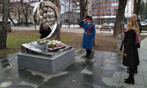 Svečano u centru grada! Položeno cvijeće na Spomenik banjalučkim bebama