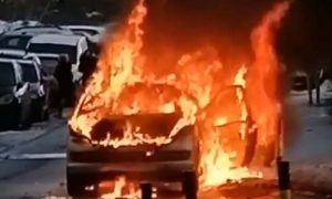 “Za dlaku” izbjegla tragediju: Ženi se usred vožnje zapalilo auto VIDEO