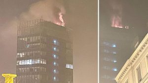 Požar alarmirao vatrogasce: Gorio neboder nakon ispaljivanja vatrometa VIDEO