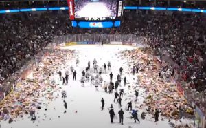 Tradicija hokejaškog kluba: Nakon gola na led bačeno više od 50.000 plišanih igračaka VIDEO