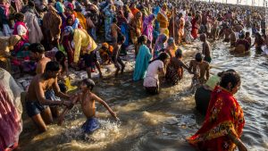 Uprkos rastu broja zaraženih: Stotine hiljada ljudi na ritualnom kupanju u Gangu