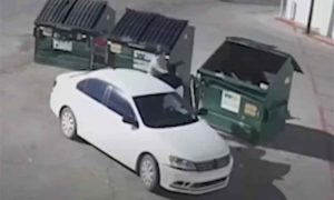 Zastrašujući snimak: Majka izašla iz automobila i bacila bebu u kontejner VIDEO