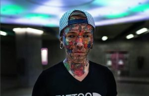 Pojavom “priziva” poglede: Mladić na tetovaže i pirsinge potrošio 15.000 evra