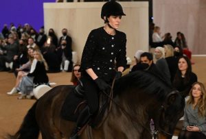Bukvalno ujahala na konju: Neobičan ulazak princeze od Monaka na modnu reviju FOTO
