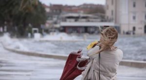 Strašno nevrijeme pogodilo obalu Hrvatske: Vjetar rušio stabla, prevrtao vozila i dizao krovove FOTO