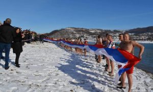 U Teočaku skupljaju potpise: Pokrenuta peticija protiv plivanja za časni krst