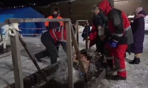 Snimak razbijesnio javnost: Na Bogojavljenje na silu potopili dječaka u vodu VIDEO