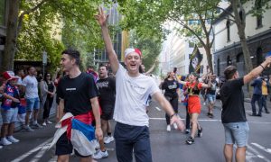 Rakija za Noletovu pobjedu! Australijanci slave sa Srbima ispred sudnice u Melburnu VIDEO