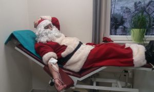 Ovih dana imao pune ruke posla: Djed Mraz prvi davalac krvi u novoj godini