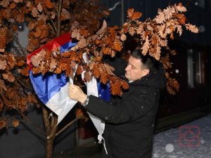 Vlado Đajić u Gornjoj Piskavici u tradicionalnoj sječi Badnjaka FOTO