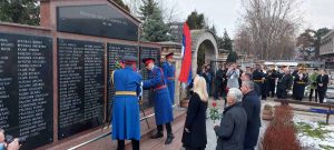 Zvaničnici položili vijence na Spomenik palim borcima VRS FOTO