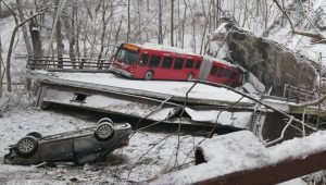 Vozač opisao stravične trenutke tokom rušenja mosta: Puzao sam uz brdo FOTO