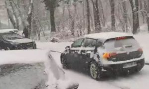 Ne pomaže zimska oprema: Zbog snijega klizao nekoliko metara pa udario u drugo vozilo VIDEO