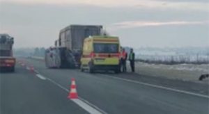 Dijelovi vozila svuda po cesti: Težak sudar kombija i šlepera na auto-putu