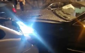 Pri velikoj brzini lupao sve redom: Udario u deset automobila, a onda se prevrnuo VIDEO